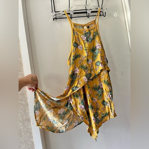Doe & Rae Yellow Floral Asymmetrical Tank Top - Picture 2 of 8
